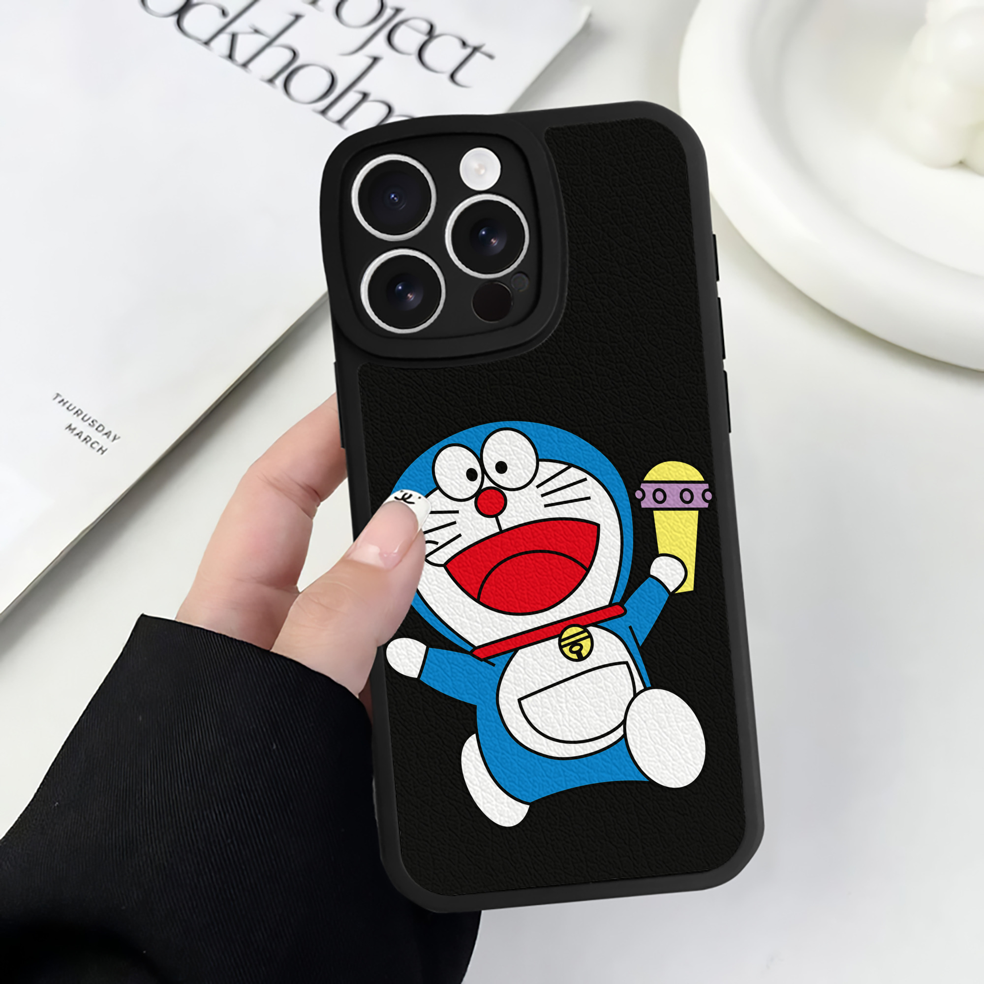 （画像用） ドラえもん Doraemon 【iPhone 16シリーズ対応】シリコンスマホケース（レザー調） 材質：シリコン